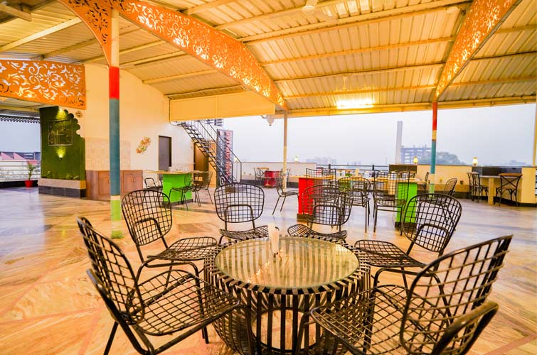Best rooftop restaurant near Sikh Colony Udaipur